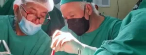 El Dr. Pedro Vidal en una fotografía de perfil profesional para la sección médica de Clínica La Parva.